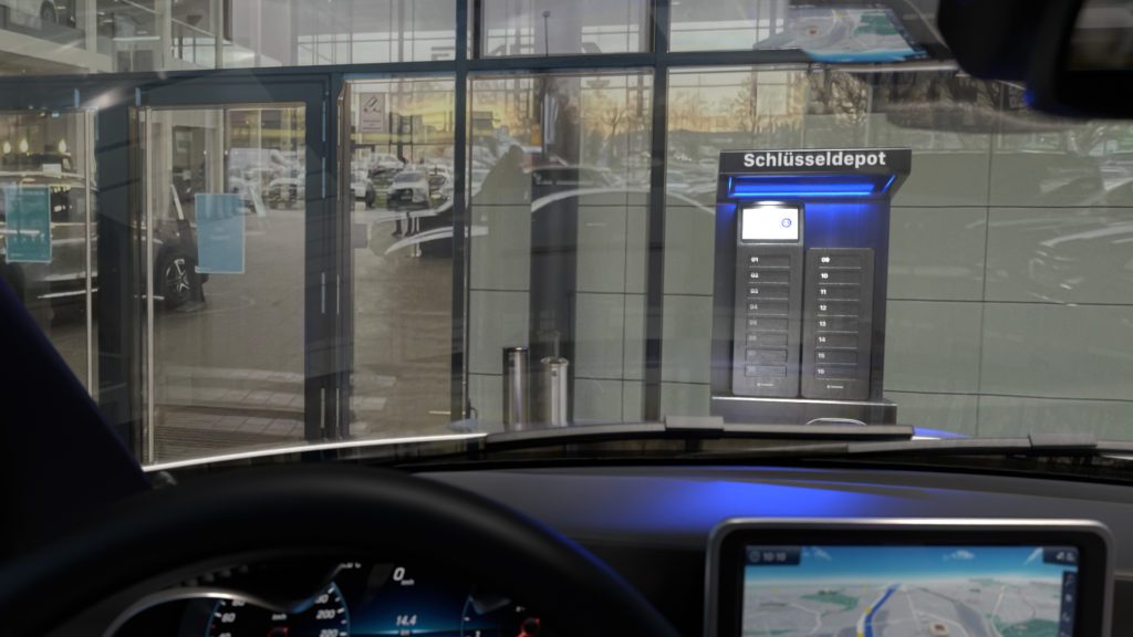 MicroLine Premium vor einem Autohaus